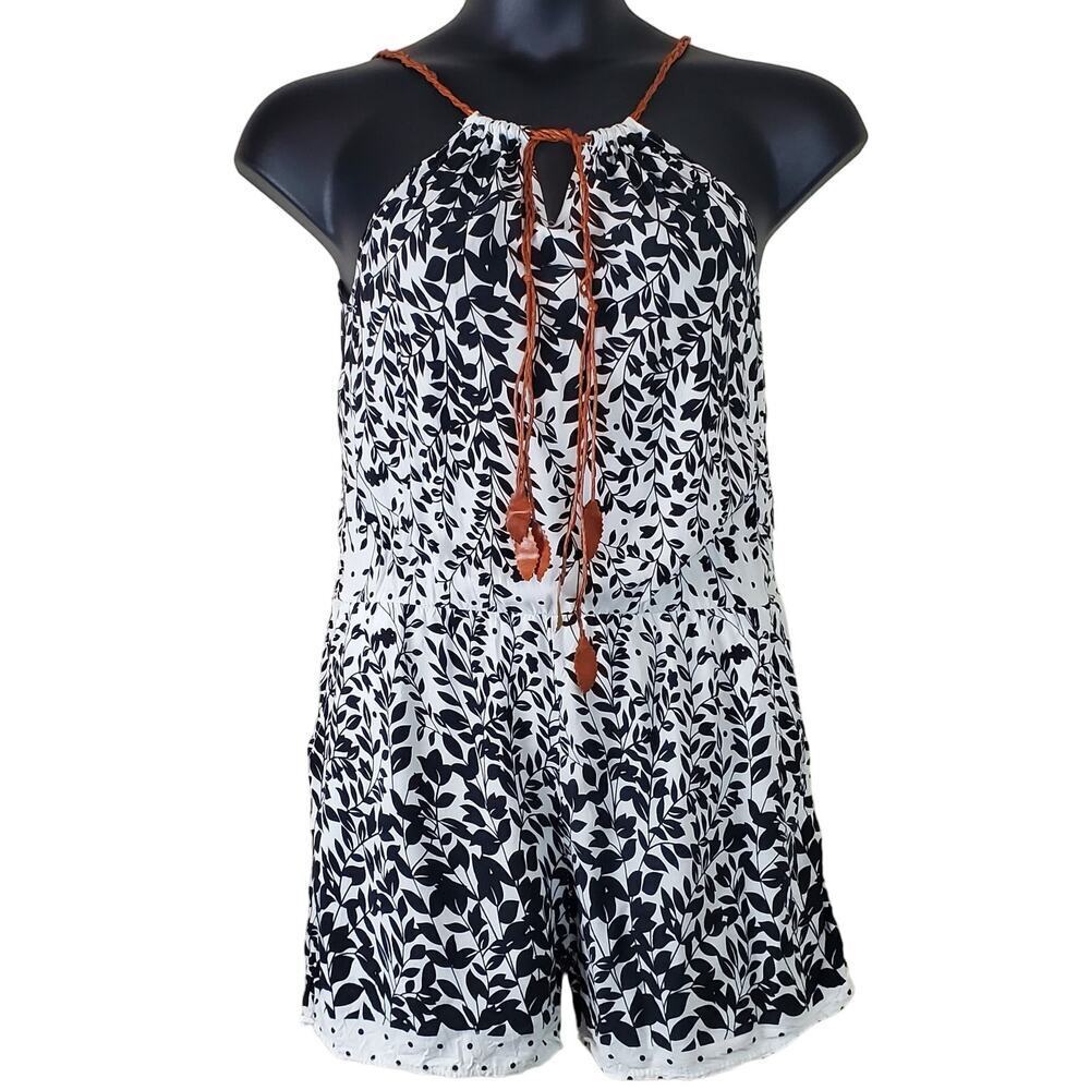 UNIVERSAL FASHION Black and White Floral Print Romper | Size Small